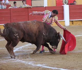 RAFAELILLO Y OLIVA SOTO A HOMBROS EN CABRA