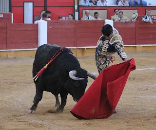 RAFAELILLO Y OLIVA SOTO A HOMBROS EN CABRA