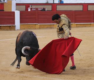 RAFAELILLO Y OLIVA SOTO A HOMBROS EN CABRA