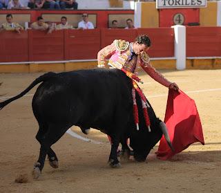 RAFAELILLO Y OLIVA SOTO A HOMBROS EN CABRA