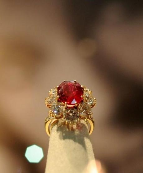 A collection worth over 30 million 468x567 Elizabeth Taylors jewelry goes on show in Moscow