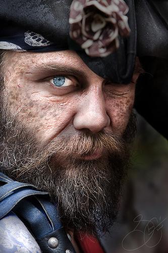 Cuarenta y tantos, barba poblada, ojos azules profundo, tiene que ser un pirata