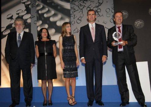 Los Príncipes de Asturias en la 60 entrega del Premio Planeta en Barcelona. El look de Dña. Letizia