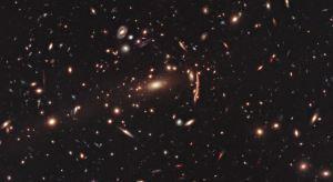 El Hubble registra materia oscura en el interior de cúmulos galácticos