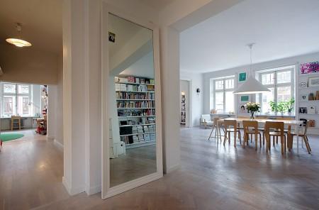 suelo de madera piso luminoso muebles de ikea muebles de diseño lámpars de diseño habitaciones infantiles grandes ventanales estilo nórdico diseño sueco diseño nórdico diseño de interiores decoración sueca decoración en blanco decoración de interiores cocina tipo industrial cocina metal cocina de restaurante cocina blanca 