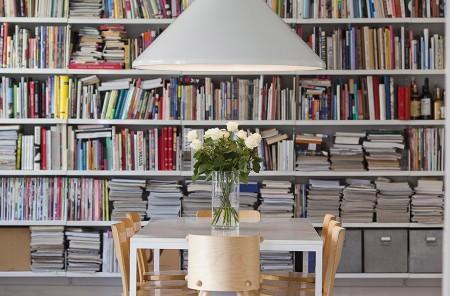 suelo de madera piso luminoso muebles de ikea muebles de diseño lámpars de diseño habitaciones infantiles grandes ventanales estilo nórdico diseño sueco diseño nórdico diseño de interiores decoración sueca decoración en blanco decoración de interiores cocina tipo industrial cocina metal cocina de restaurante cocina blanca 