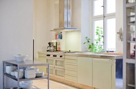 suelo de madera piso luminoso muebles de ikea muebles de diseño lámpars de diseño habitaciones infantiles grandes ventanales estilo nórdico diseño sueco diseño nórdico diseño de interiores decoración sueca decoración en blanco decoración de interiores cocina tipo industrial cocina metal cocina de restaurante cocina blanca 