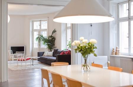 suelo de madera piso luminoso muebles de ikea muebles de diseño lámpars de diseño habitaciones infantiles grandes ventanales estilo nórdico diseño sueco diseño nórdico diseño de interiores decoración sueca decoración en blanco decoración de interiores cocina tipo industrial cocina metal cocina de restaurante cocina blanca 