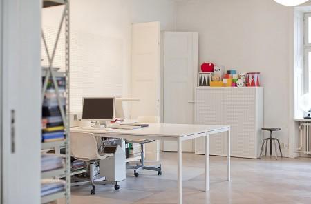 suelo de madera piso luminoso muebles de ikea muebles de diseño lámpars de diseño habitaciones infantiles grandes ventanales estilo nórdico diseño sueco diseño nórdico diseño de interiores decoración sueca decoración en blanco decoración de interiores cocina tipo industrial cocina metal cocina de restaurante cocina blanca 