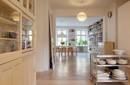 suelo de madera piso luminoso muebles de ikea muebles de diseño lámpars de diseño habitaciones infantiles grandes ventanales estilo nórdico diseño sueco diseño nórdico diseño de interiores decoración sueca decoración en blanco decoración de interiores cocina tipo industrial cocina metal cocina de restaurante cocina blanca 