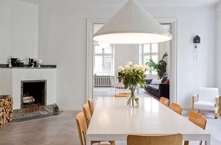 suelo de madera piso luminoso muebles de ikea muebles de diseño lámpars de diseño habitaciones infantiles grandes ventanales estilo nórdico diseño sueco diseño nórdico diseño de interiores decoración sueca decoración en blanco decoración de interiores cocina tipo industrial cocina metal cocina de restaurante cocina blanca 