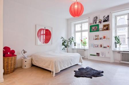 suelo de madera piso luminoso muebles de ikea muebles de diseño lámpars de diseño habitaciones infantiles grandes ventanales estilo nórdico diseño sueco diseño nórdico diseño de interiores decoración sueca decoración en blanco decoración de interiores cocina tipo industrial cocina metal cocina de restaurante cocina blanca 