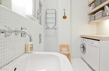 suelo de madera piso luminoso muebles de ikea muebles de diseño lámpars de diseño habitaciones infantiles grandes ventanales estilo nórdico diseño sueco diseño nórdico diseño de interiores decoración sueca decoración en blanco decoración de interiores cocina tipo industrial cocina metal cocina de restaurante cocina blanca 