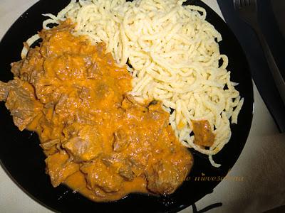 Gulash húngaro con spätzle