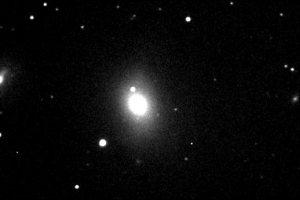 ¿Es M85 una galaxia sin agujero negro central?
