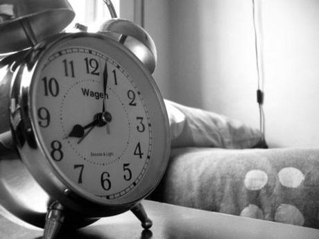 ¿Por que nos despertamos antes de que suene la alarma?