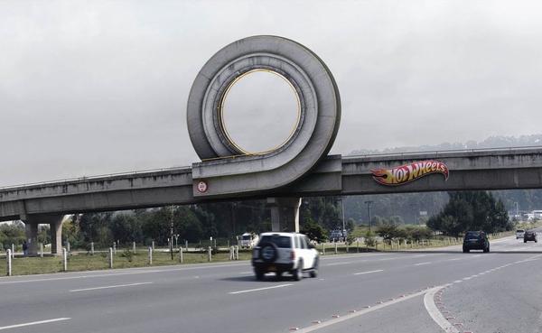 Impresionante publicidad de Hot Wheels en la carretera