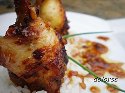 Alitas de pollo con salsa agridulce sobre arroz blanco