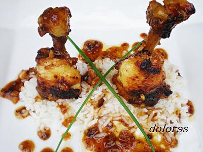 Alitas de pollo con salsa agridulce sobre arroz blanco