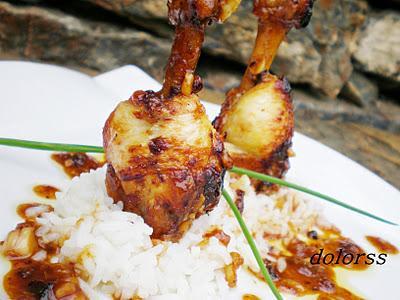 Alitas de pollo con salsa agridulce sobre arroz blanco