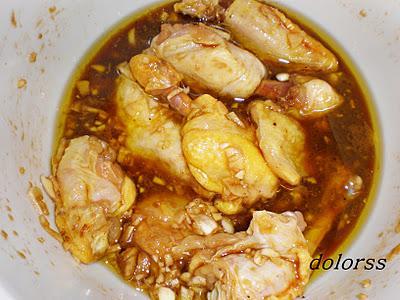 Alitas de pollo con salsa agridulce sobre arroz blanco