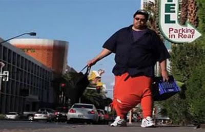 Sus testículos pesan  45 kilos.