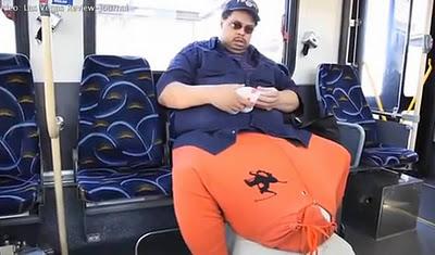 Sus testículos pesan  45 kilos.