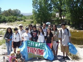 EcoClub Tinkima: limpiando el río.