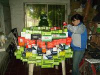 Cecilia construyendo el árbol de navidad reciclado.