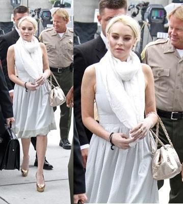 Lindsay Lohan acudió al juzgado de blanco y dorado