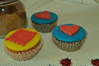 Cupcakes de flores y un toque de moda