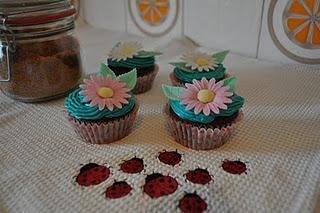 Cupcakes de flores y un toque de moda