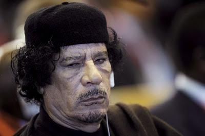 Muere Muhamar Gadafi y ETA deja las armas.
