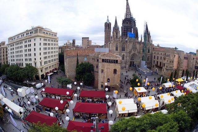 VINO, CAVA Y LO MEJOR DE LOS MERCADOS BARCELONESES EN LA PLAÇA DE LA CATEDRAL DE BARCELONA