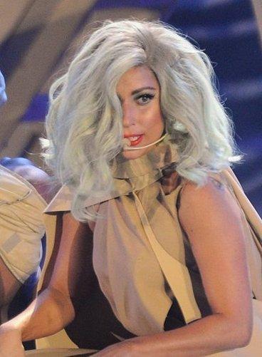 Lady Gaga felicita a Bill Clinton a lo Marilyn