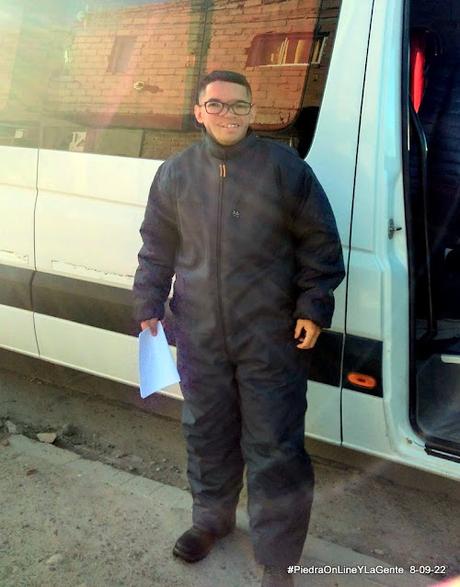 Agustin disfrutando su capacitación en la Psicultura de Idris Patagonia