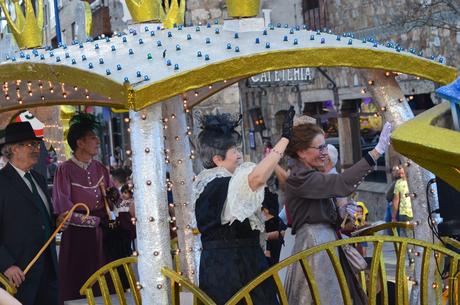 Encina 2022. El buen tiempo llena las calles de la ciudad, para disfrutar del desfile de carrozas 19