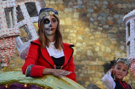 Encina 2022. El buen tiempo llena las calles de la ciudad, para disfrutar del desfile de carrozas 8