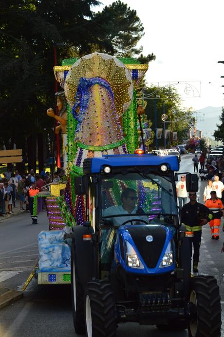 Encina 2022. El buen tiempo llena las calles de la ciudad, para disfrutar del desfile de carrozas 7
