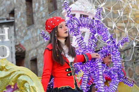 Encina 2022. El buen tiempo llena las calles de la ciudad, para disfrutar del desfile de carrozas 9