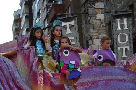 Encina 2022. El buen tiempo llena las calles de la ciudad, para disfrutar del desfile de carrozas 13