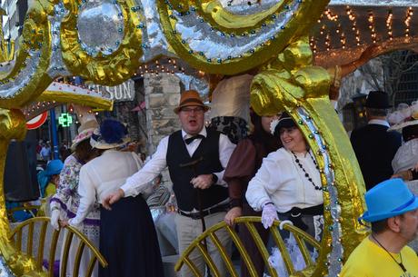 Encina 2022. El buen tiempo llena las calles de la ciudad, para disfrutar del desfile de carrozas 17