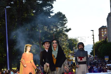 Encina 2022. El buen tiempo llena las calles de la ciudad, para disfrutar del desfile de carrozas 24