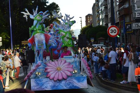 Encina 2022. El buen tiempo llena las calles de la ciudad, para disfrutar del desfile de carrozas 2