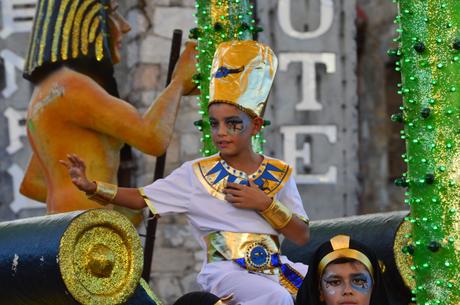 Encina 2022. El buen tiempo llena las calles de la ciudad, para disfrutar del desfile de carrozas 3