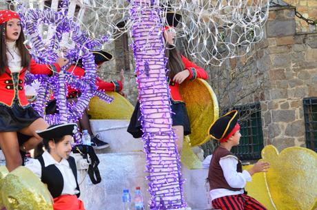 Encina 2022. El buen tiempo llena las calles de la ciudad, para disfrutar del desfile de carrozas 10