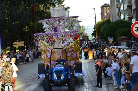 Encina 2022. El buen tiempo llena las calles de la ciudad, para disfrutar del desfile de carrozas 12
