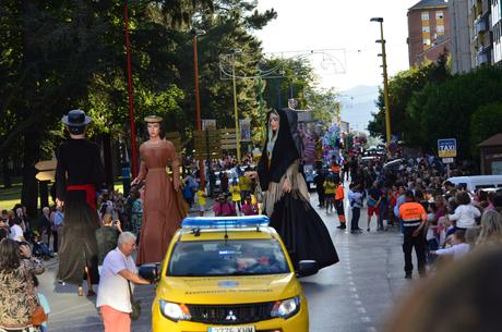 Encina 2022. El buen tiempo llena las calles de la ciudad, para disfrutar del desfile de carrozas 1
