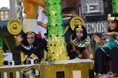 Encina 2022. El buen tiempo llena las calles de la ciudad, para disfrutar del desfile de carrozas 4