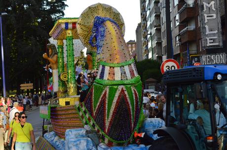 Encina 2022. El buen tiempo llena las calles de la ciudad, para disfrutar del desfile de carrozas 6